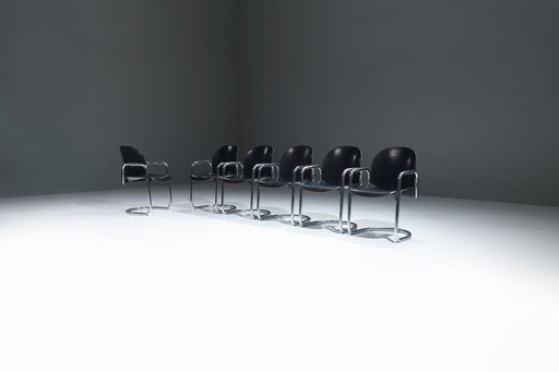 De Dialogo Dessau eetkamerstoelen van leer zijn van Afra E Tobia Scarpa C&B Italia.