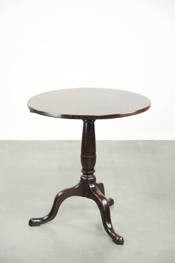 Image 1 of Ronde antieke Engelse tilt top table/ bijzettafel uit begin 19e eeuw met een prachtig patina