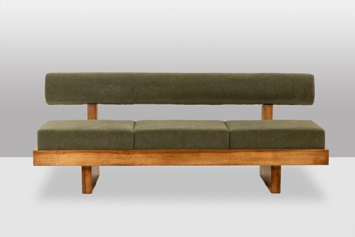 Banco de tres plazas en fresno claro y terciopelo mohair verde. Contemporáneo.