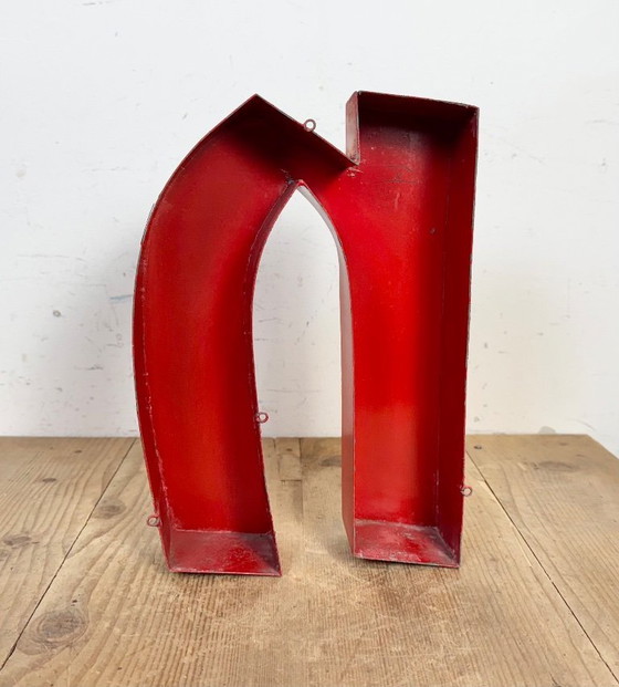 Image 1 of Lettera N in ferro rosso vintage, anni '70
