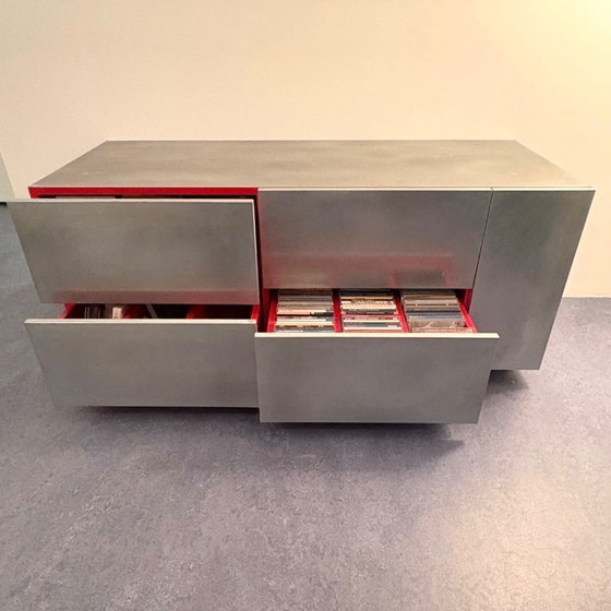 Image 1 of Zinc coulé avec art rouge Arno Kortschot Meuble CD