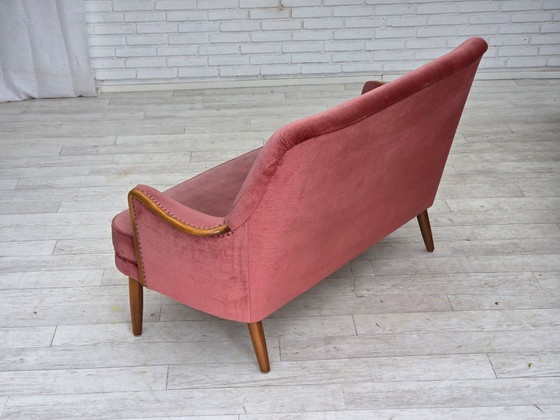 Image 1 of Schwedisches 2-Sitzer-Sofa aus den 1970er Jahren, rosa Möbelvelours, Buchenholz.