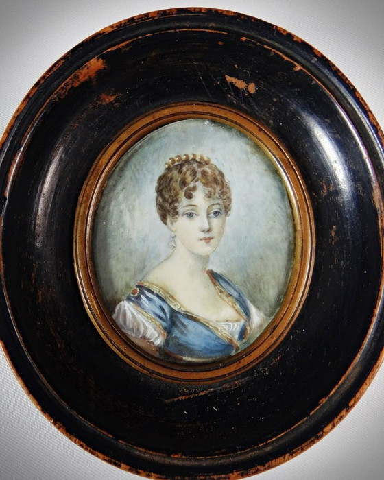 Image 1 of Tondo retrato en miniatura de una mujer de estilo Imperio pintado a mano al gouache siglo XIX