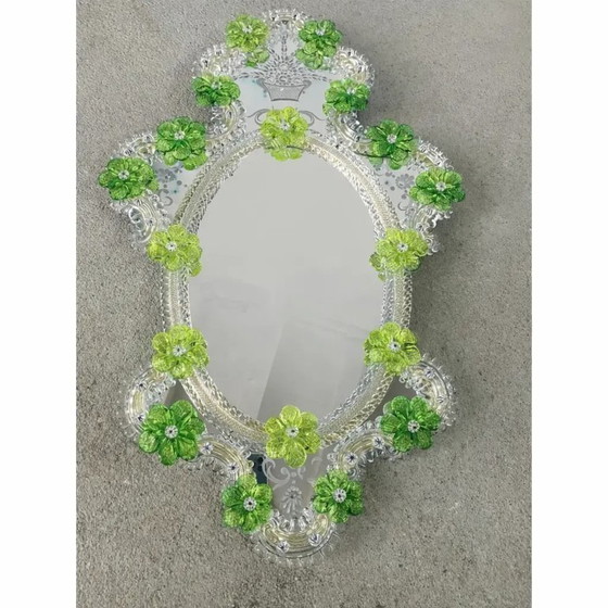 Image 1 of Miroir ovale vénitien à motif floral vert sculpté à la main – Style verre de Murano italien des années 2000