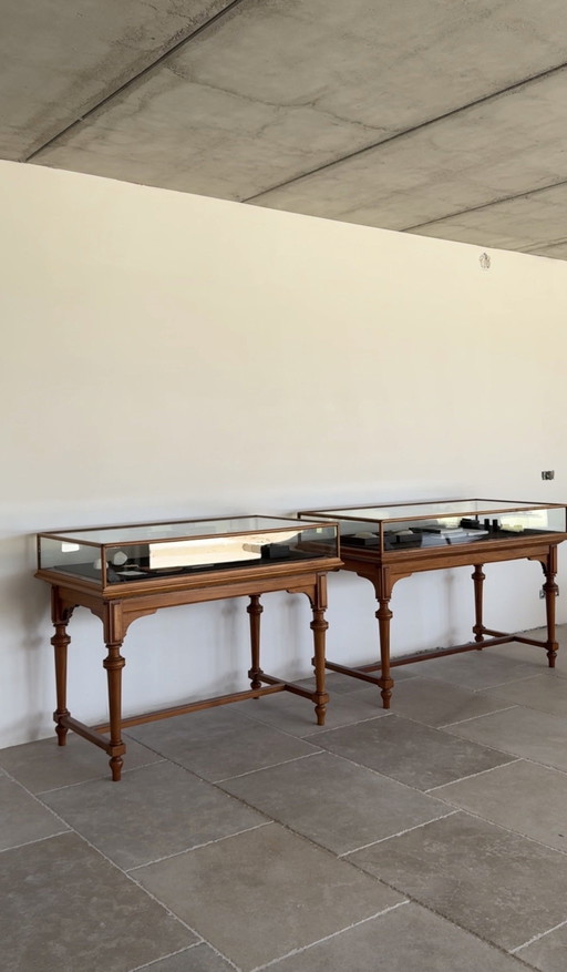 Iconic Bozar display cabinets – set of 2