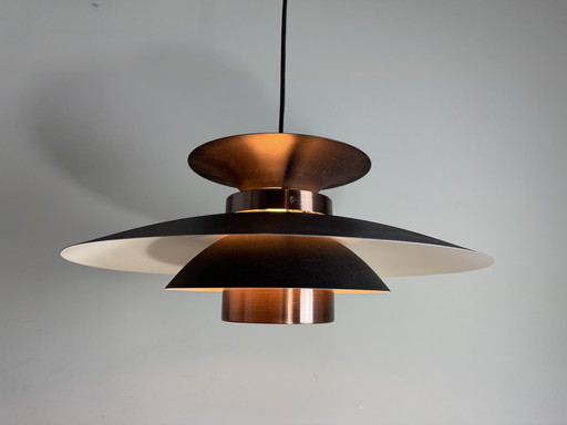 Magnifique lampe suspendue design danois lampe coquille noire avec couleur cuivre