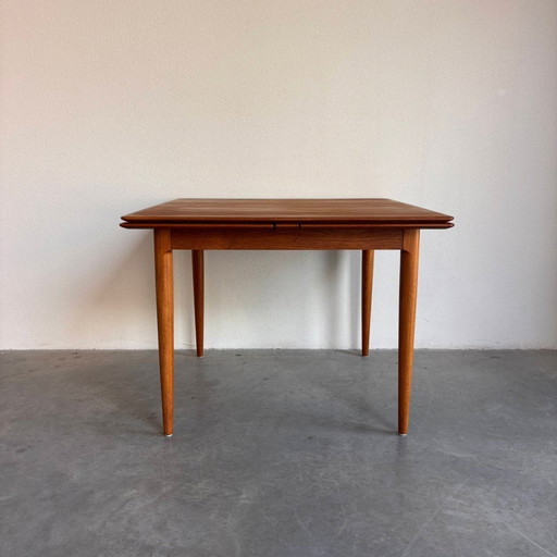 Table de salle à manger vintage en teck carré