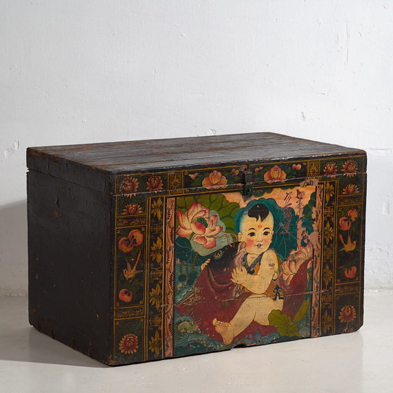 Baule cinese antico dipinto in legno di pino con bambino e carpa – Cina, circa 1920 – Armadi contenitori (photo 4 of 40)