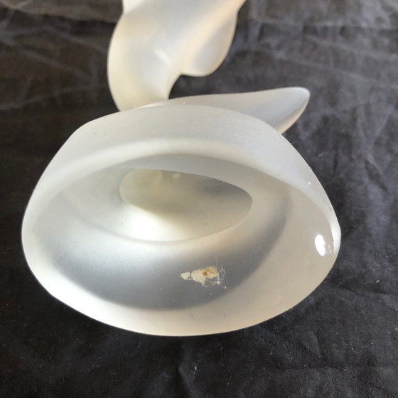 Image 1 of Vintage dolfijnsculptuur uit de jaren 70 van matglas | Gemaakt van zwaar geperst glas | Stijl uit het midden van de 20e eeuw