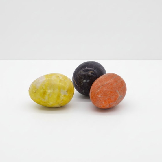 Image 1 of Ensemble de trois œufs anciens en marbre