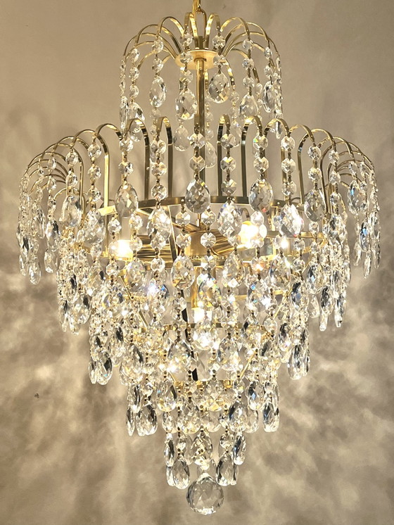 Image 1 of Lampadario di cristallo con struttura dorata a goccia sfaccettata