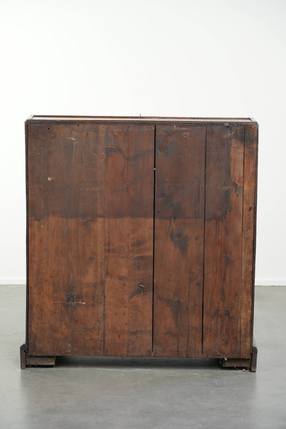 Image 1 of Prachtig antieke Engelse eikenhouten secretaire uit begin 18e eeuw met een mooi, sierlijk en elegant gebogen interieur