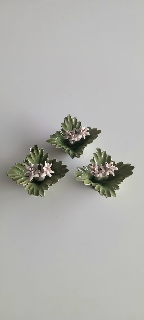 Image 1 of Italiaanse keramische bloemornamenten - set van 3 - Mid-century decor