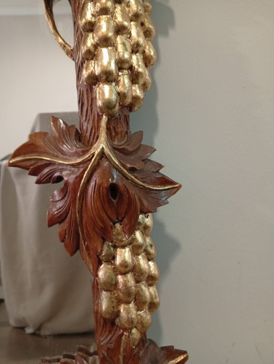 Image 1 of Belangrijke en spectaculair gebeeldhouwde wijnkelderspiegel