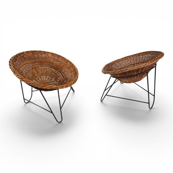 Image 1 of Pod Chairs – Een paar loungestoelen van rotan/riet op een metalen frame, 1970