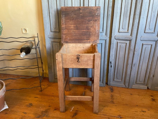 Mesa auxiliar con banco plegable y taburete en francés.