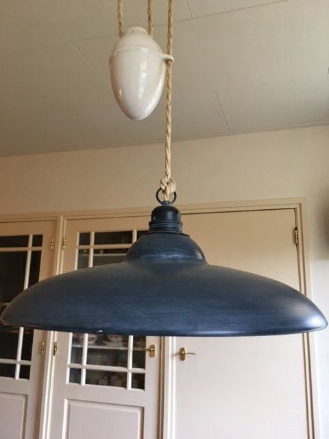 Lampe suspendue avec rosace en porcelaine et contrepoids.