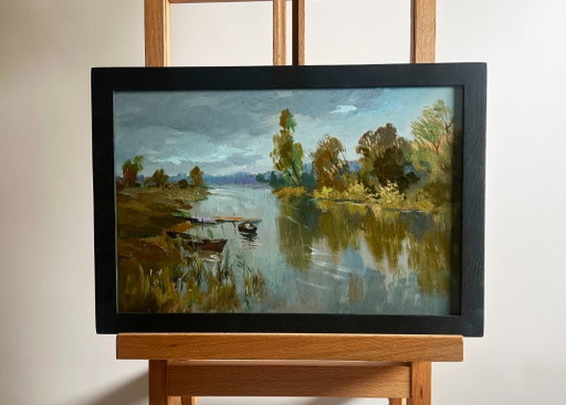 Dipinto ad olio originale raffigurante un paesaggio fluviale costiero con un traghetto su un lungo fiume.