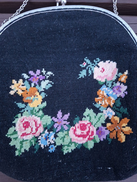 Image 1 of Borsa vintage con struttura rigida ricamata a mano e porta rossetto abbinato.