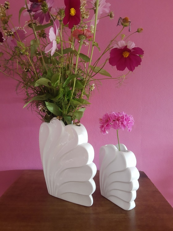 Conjunto Único de Jarrones Decorativos de Porcelana Blanca con Forma de Concha Mid-Century, Set Revival Art (photo 13 of 15)