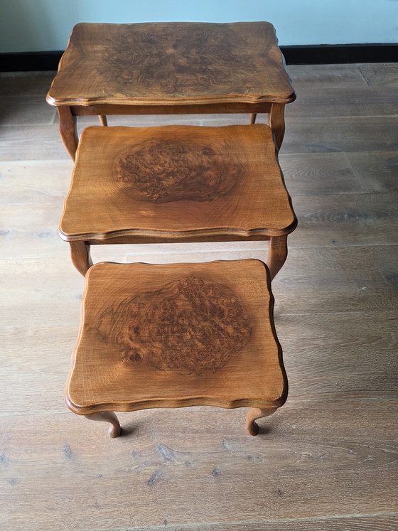 Image 1 of Elegante, antike Satztische mit Maserfurnier