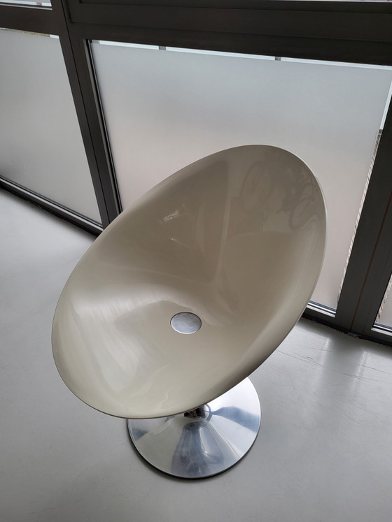 Mesa de diseño Glossy Oval de Kartell con 6 sillas de diseño de Philippe Starck – Conjuntos de comedor (photo 8 of 9)