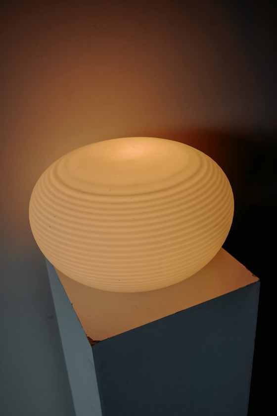 Image 1 of Vintage tafellamp van wit geribbeld melkglas