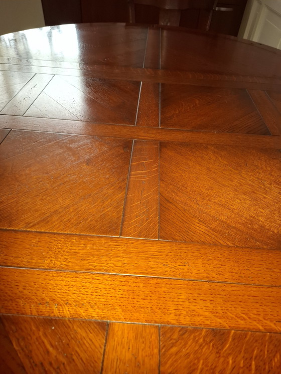 Image 1 of Une table de salle à manger peut être ronde.