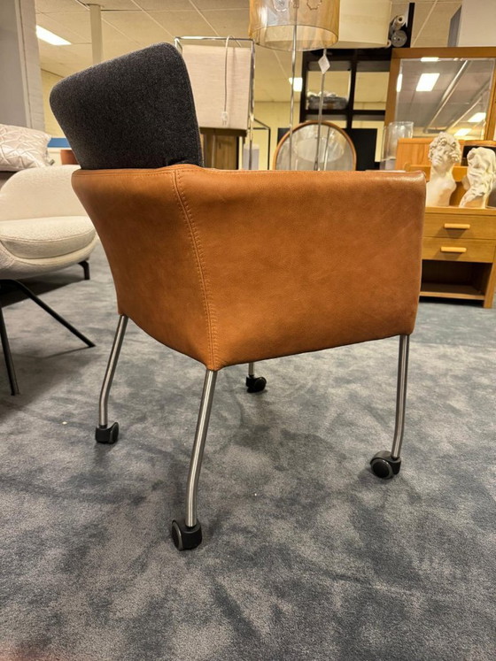 Image 1 of HOLA. Sillón de diseño en cuero y tela.