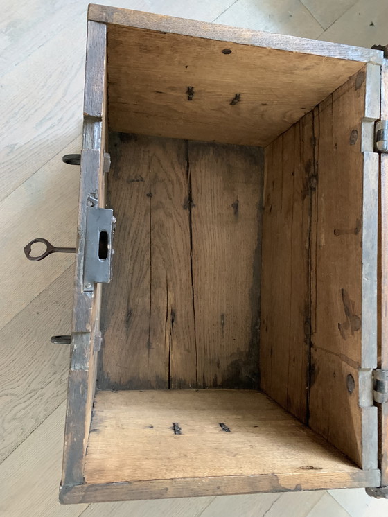 Image 1 of Tirelire ancienne en chêne