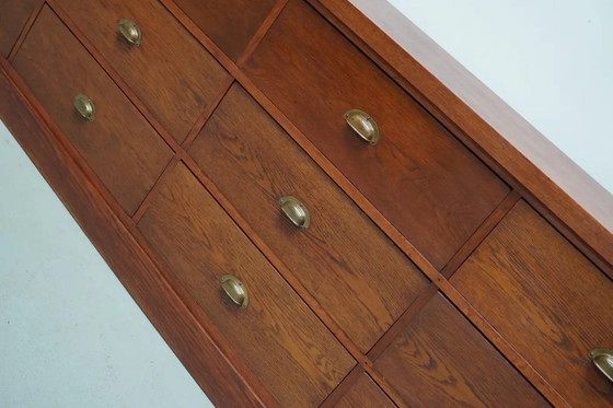 Image 1 of Großer, antiker Art-Deco-Ladenschrank/Sideboard aus niederländischer Eiche, 1930er Jahre