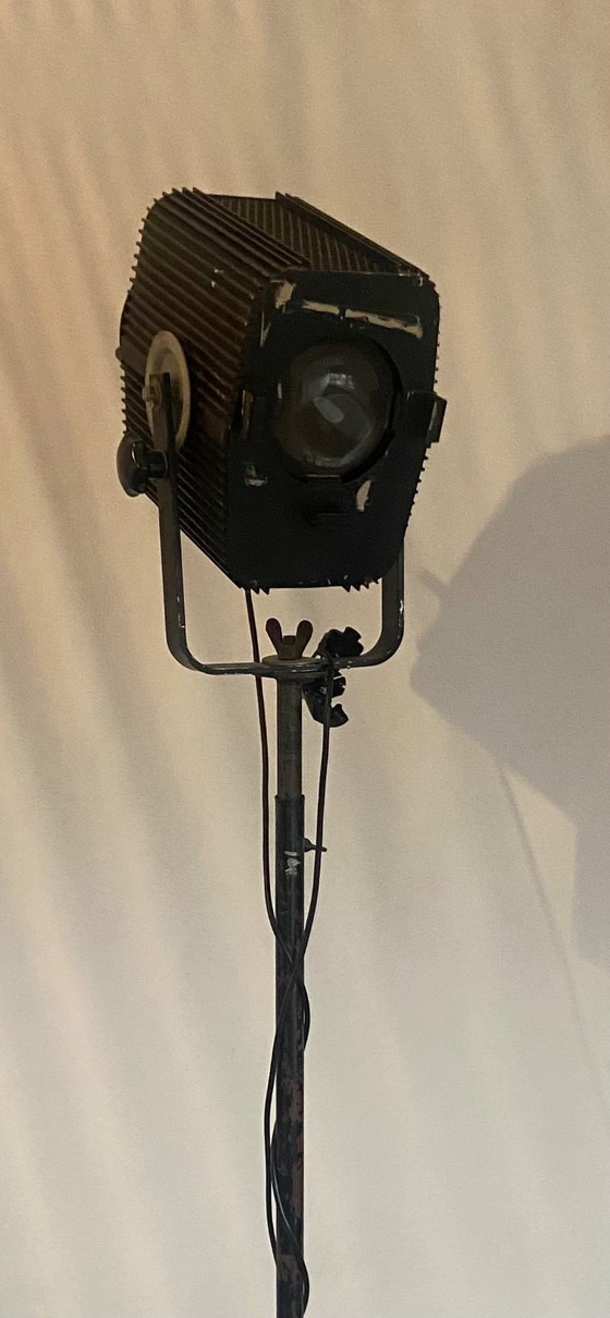 Image 1 of Lampe de studio de cinéma ou de théâtre vintage de style industriel avec pied en métal de chez ADB
