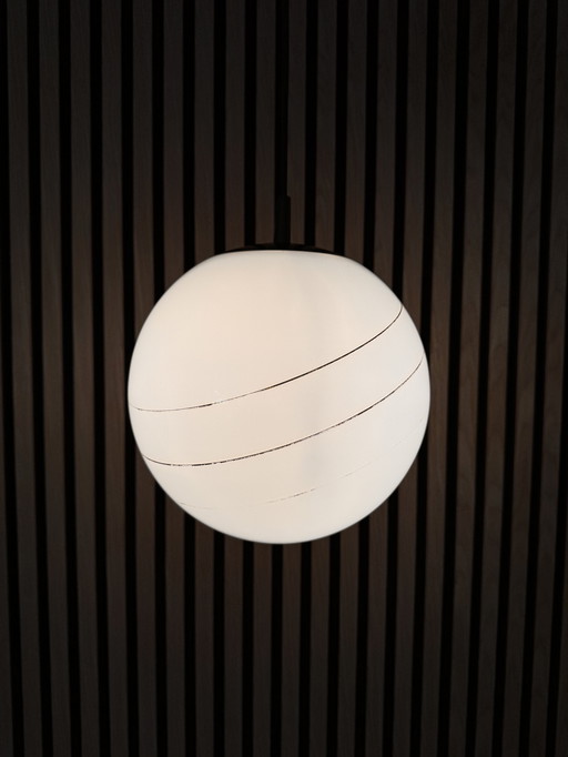 Vintage glazen globe hanglamp – jaren ’60 | met gouden swirl