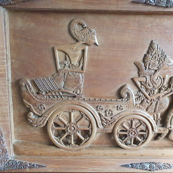 Image 1 of Grande opera in legno indonesiano con Krisna e Arjuna di 116 cm.