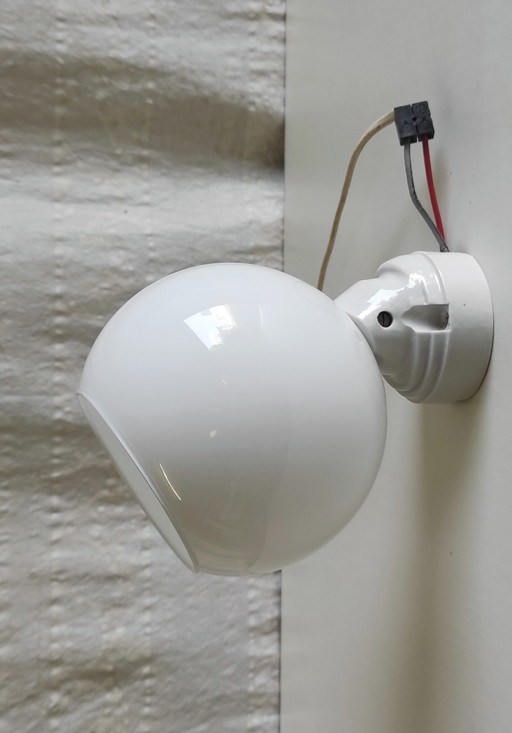 Wandlamp in art-decostijl met porseleinen en opaalglazen bol - jaren 1930/40