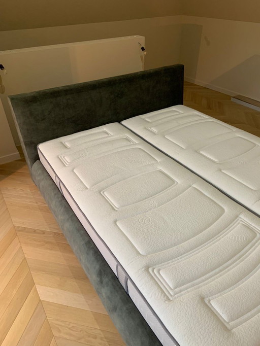 Lit double de luxe 180x220 – NEUF & JAMAIS UTILISÉ – 3 750 €