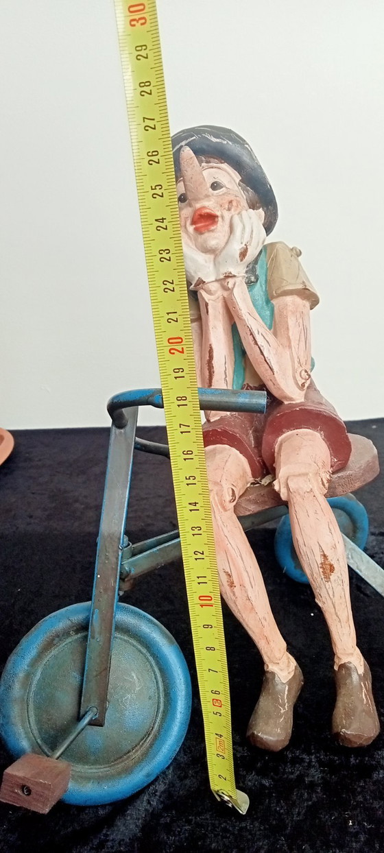 Image 1 of Objet de collection : Statue artisanale de Pinocchio sur un tricycle
