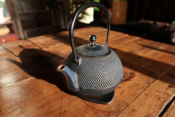 Image 1 of Teiera vintage in ghisa con decorazione a rilievo, stile giapponese Tetsubin, con sottopentola - 2C31