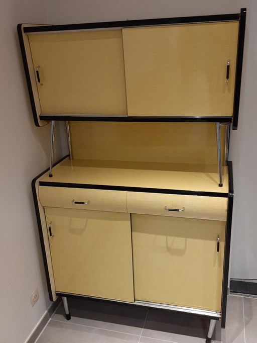 credenza da cucina vintage degli anni '50.