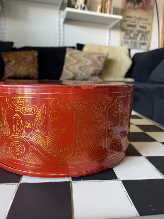 Image 1 of Rot und Gold lackierte Holzkiste 19. Jahrhundert