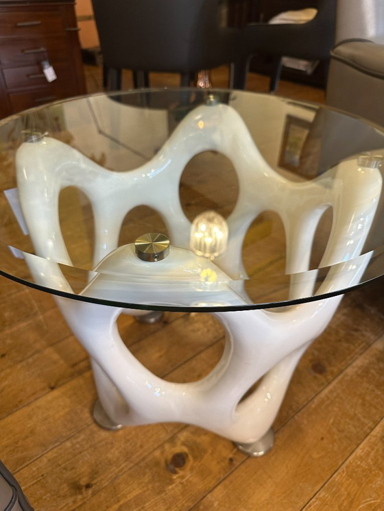 Image 1 of Deux tables d'appoint organiques.