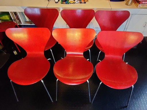6 sillas Ant de 1977. Modelo 3107, teñido en rojo 626