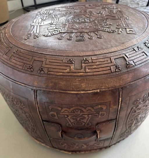 Pouf ethnique vintage en cuir de harnais avec relief inspiré de l'époque maya