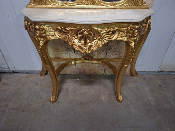 Image 1 of Table d'appoint classique dorée avec miroir, console, coiffeuse avec plateau en marbre et support de miroir assorti.