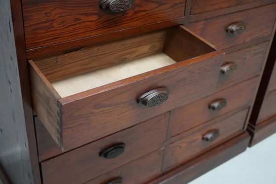 Image 1 of Grand meuble d'apothicaire/vitrine ancien belge en pin pitchpin, vers 1900