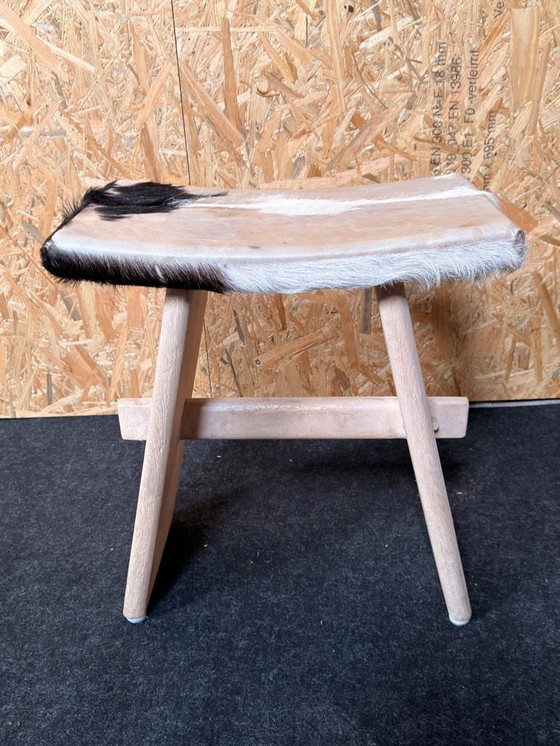 Image 1 of Taburete tapizado en piel de vaca.