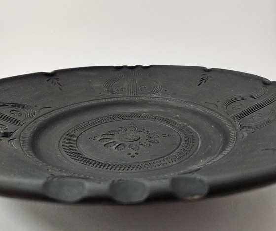 Image 1 of Piatto da parete UNICO, grande, vintage, fatto a mano in CERAMICA NERA ungherese, anni '70