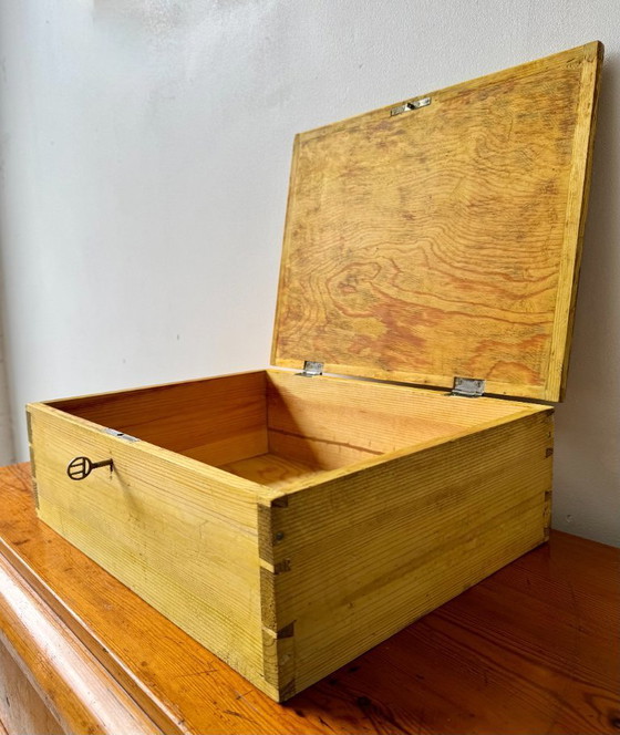 Image 1 of Scatola di legno vintage con chiave