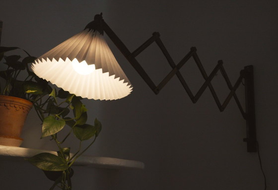 Image 1 of Wandlamp in schaarvorm uit het midden van de 20e eeuw, Scandinavische accordeonlamp, verstelbare houten wandlamp met stekker.