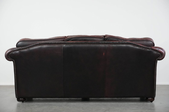 Image 1 of Rotes 2,5-Sitzer-Chesterfield-Sofa auf Rollen im englischen Stil
